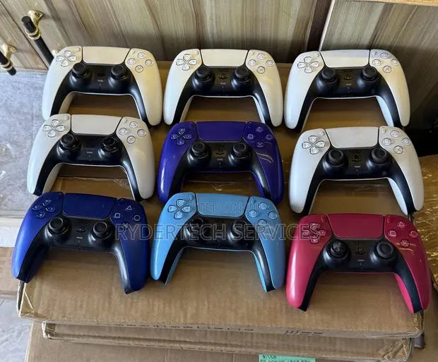 Playstation 5 Controllers · Photo 1