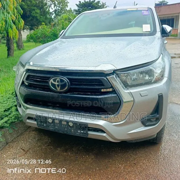 Toyota Hilux 2021 Silver · Photo 1