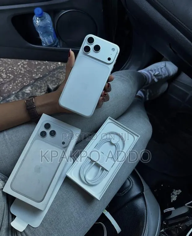 Apple iPhone 17 Pro Max 256 GB Silver · Photo 1