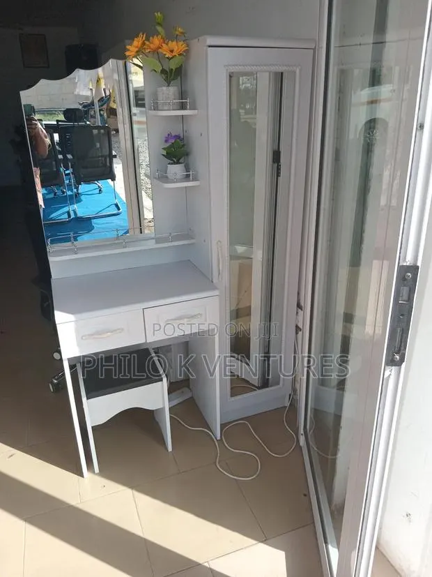 2 Side Front Mirror Dresser · Photo 1