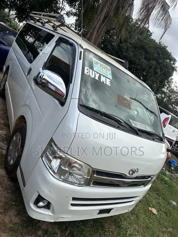 Toyota HiAce 2016 White · Photo 1