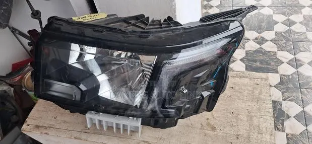 Nissan Navara Frontier 2022 2023 Headlight · Photo 1