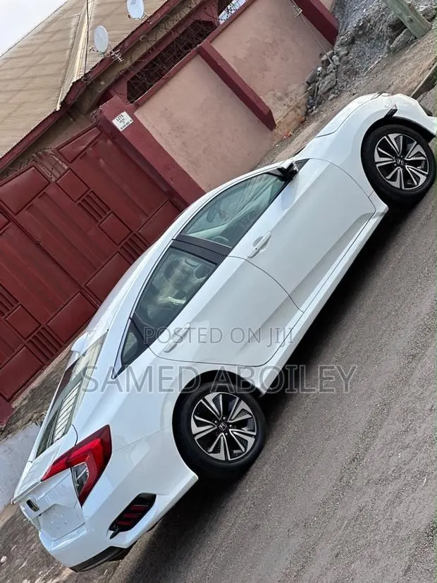 Honda Civic 2018 White · Photo 1