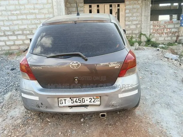 Toyota Yaris Base Hatchback 3dr 2010 Silver · Photo 1