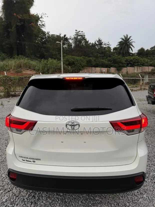 Toyota Highlander LE 2019 White · Photo 1