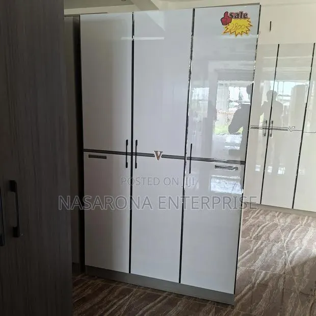 Glossy 3 Door Double Wardrobe 120x55x200cm · Photo 1