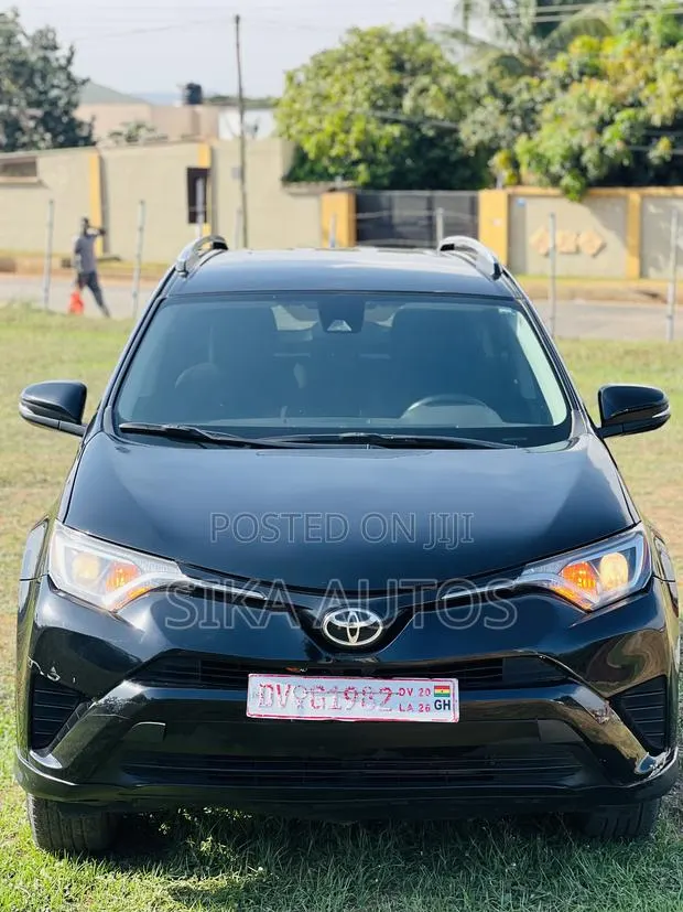 Toyota RAV4 LE 4dr SUV AWD (2.5L 4cyl 6A) 2018 Black · Photo 1