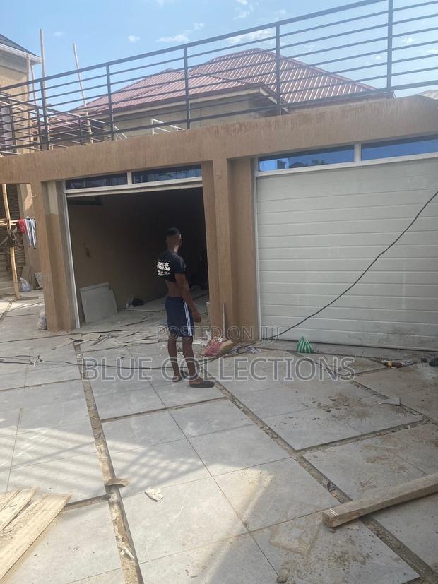 Double Garage Doors · Photo 2