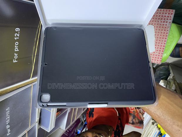 iPad 5th Generation Original Smart Case · Photo 2