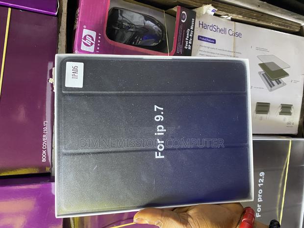 iPad 5th Generation Original Smart Case · Photo 1