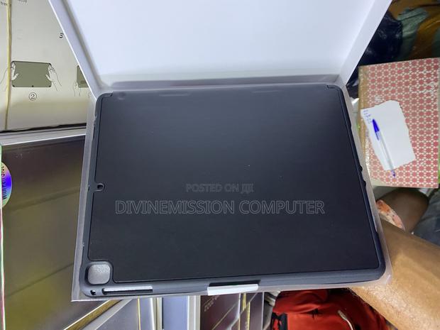 iPad 5th Generation Original Smart Case · Photo 3