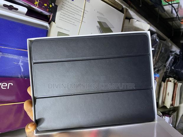 iPad 5th Generation Original Smart Case · Photo 4