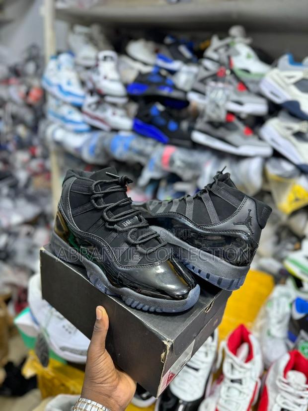 Air Jordan 11 Cap and Gown · Photo 1