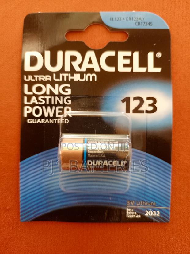Cr123 a Duracell Battery · Photo 1