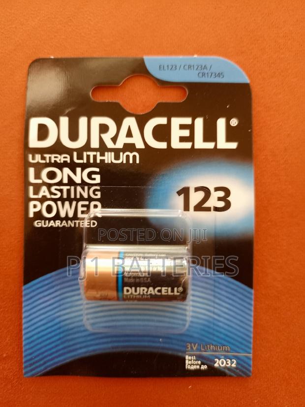 Cr123 a Duracell Battery · Photo 2