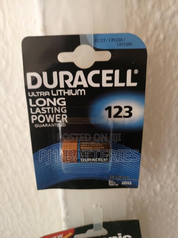 Cr123 a Duracell Battery · Photo 3