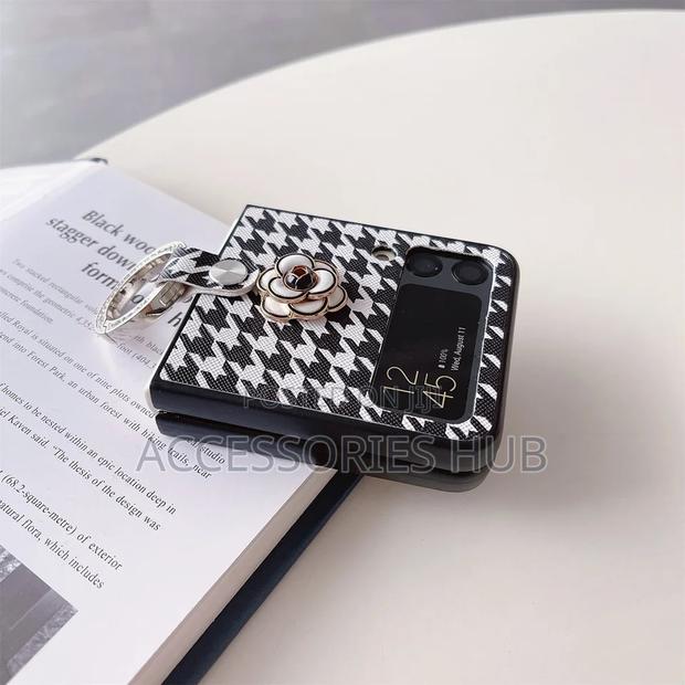 Z Flip 3 4 Luxury Case With Ring · Photo 1