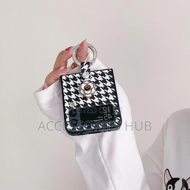 Z Flip 3 4 Luxury Case With Ring · Photo 2