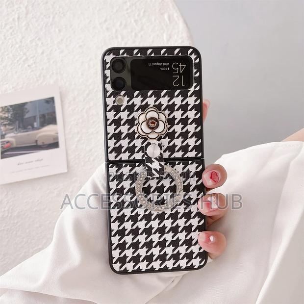 Z Flip 3 4 Luxury Case With Ring · Photo 3