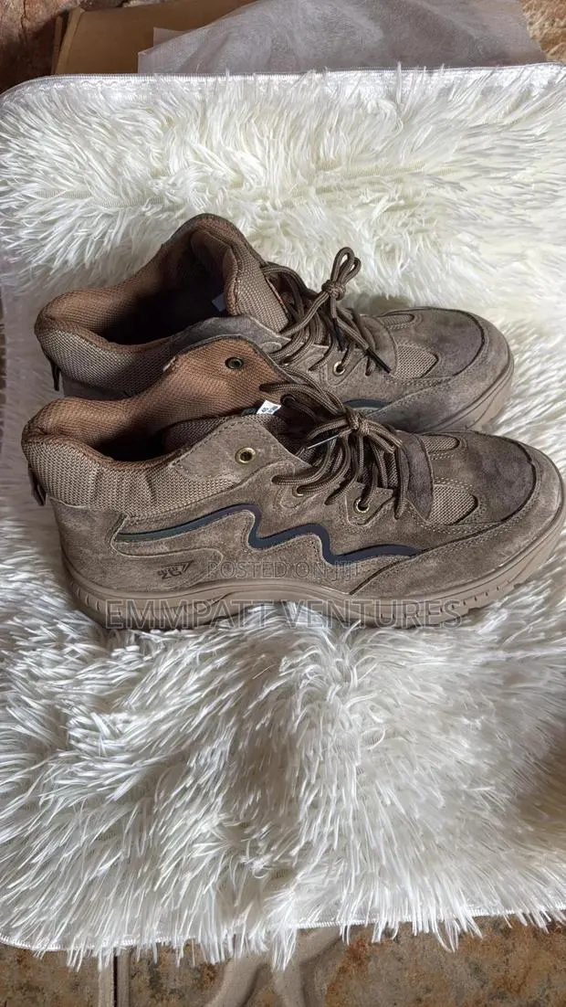 Industrial Safety Boots With Metal Front · Photo 1
