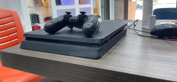 Ps4 Slim With One Controller · Photo 1