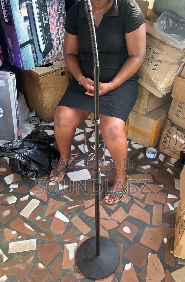 Round Base Microphone Straight Stand · Photo 1