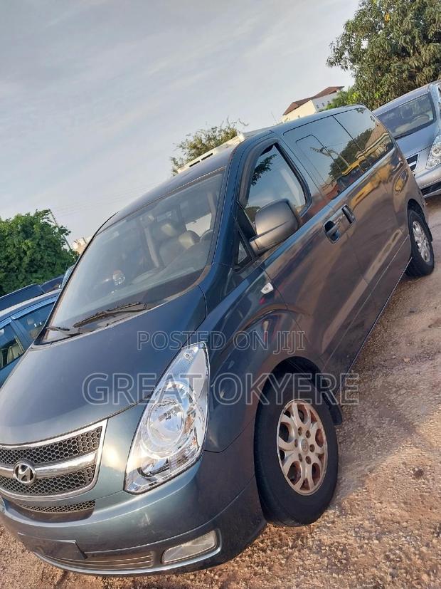 Hyundai Starex 2013 Grey · Photo 2