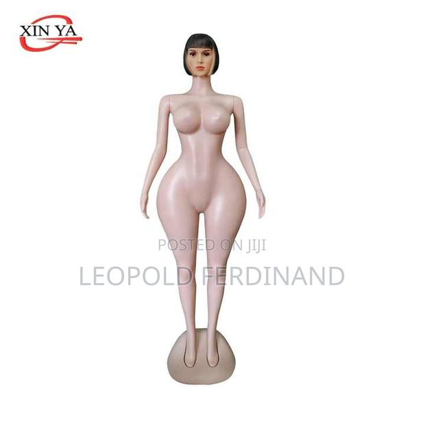 Mega Big Ass Mannequins · Photo 1