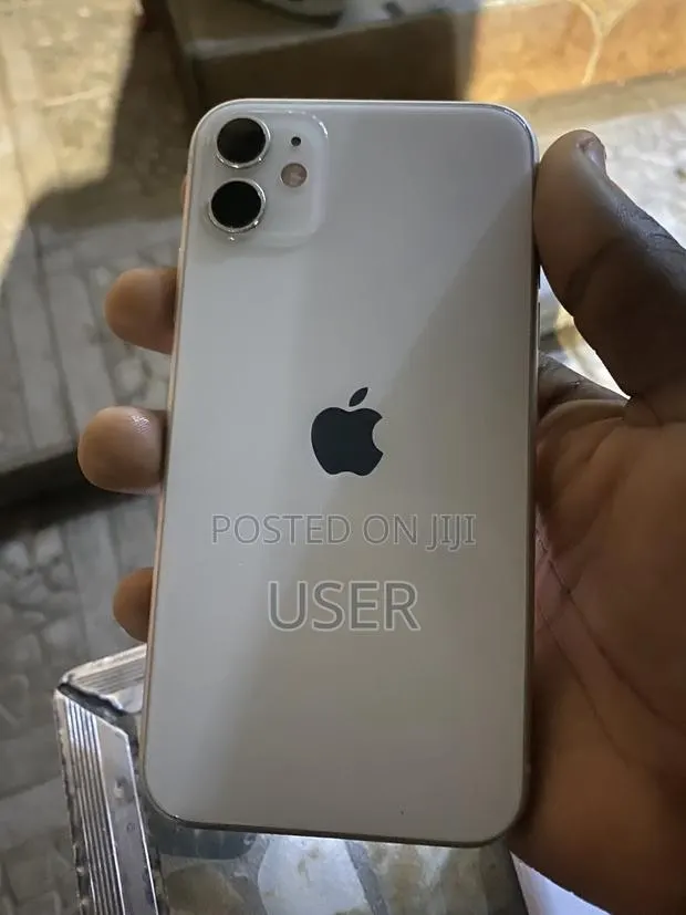 Apple iPhone 11 64 GB White · Photo 1