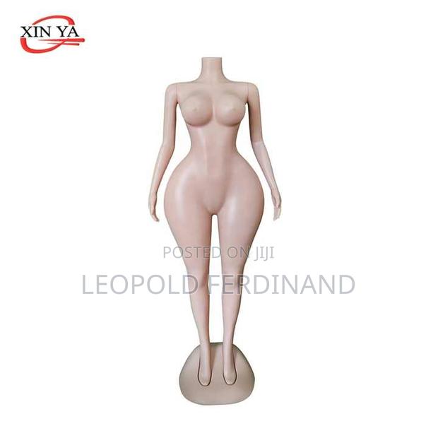 Mega Big Ass Female Mannequin · Photo 1