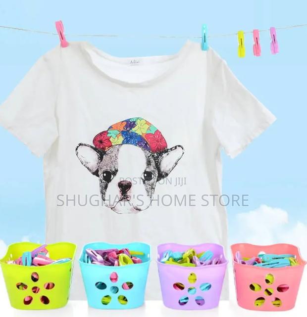 30pcs Plastic Clothes Pegs in a Basket · Photo 3