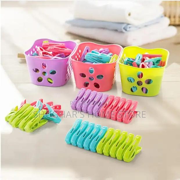 30pcs Plastic Clothes Pegs in a Basket · Photo 2