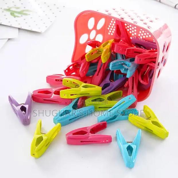 30pcs Plastic Clothes Pegs in a Basket · Photo 1