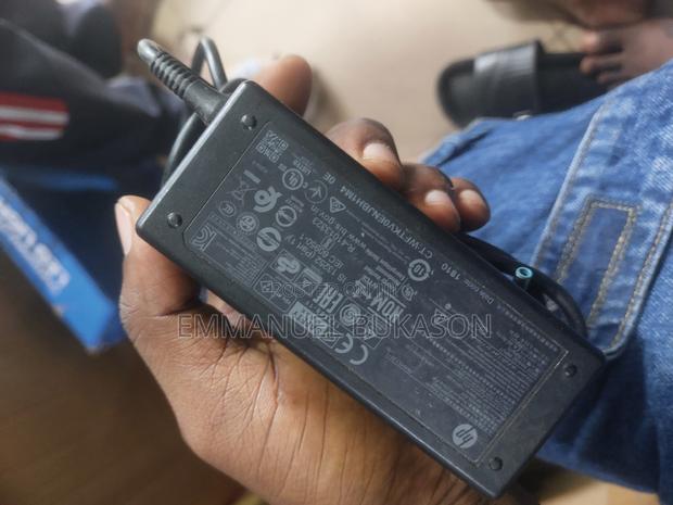 Hp Small Pin Charger · Photo 1