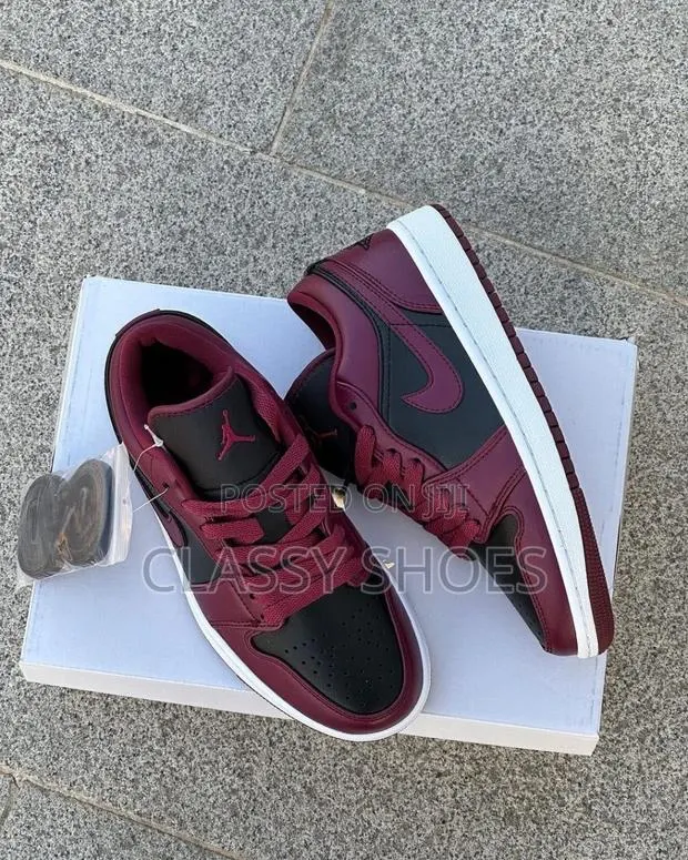 Jordan1 Dunk Low Wine and Black · Photo 1
