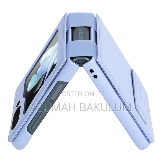 Samsung Galaxy Z Flip 5 Nillkin Qin Leather Case · Photo 3