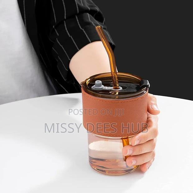 Glass Tumbler With Lid and Straw · Photo 4