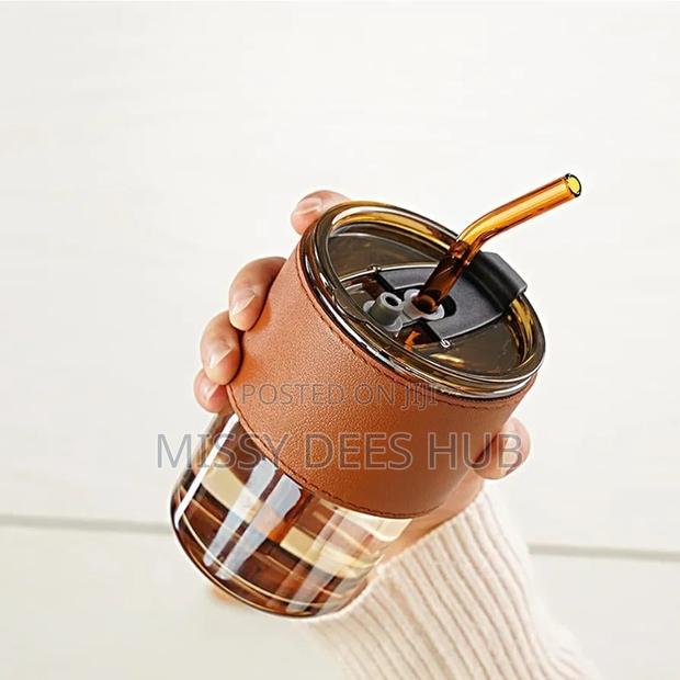 Glass Tumbler With Lid and Straw · Photo 2