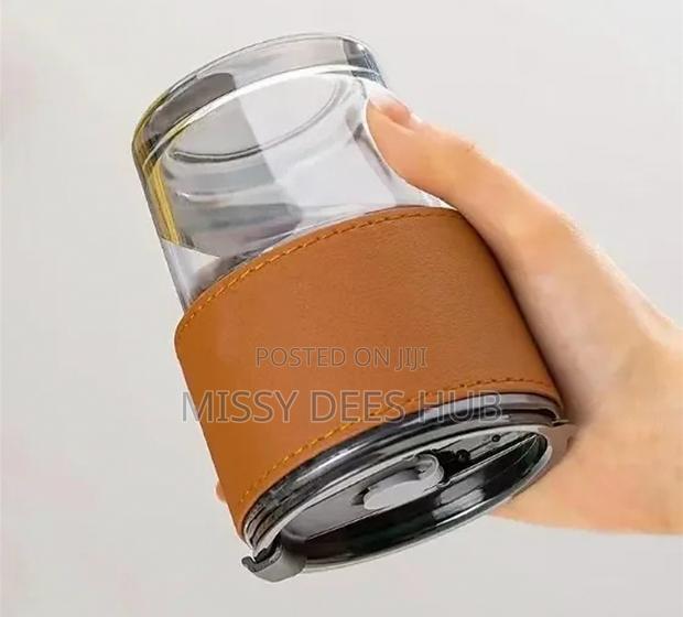 Glass Tumbler With Lid and Straw · Photo 6