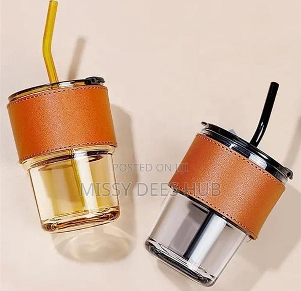 Glass Tumbler With Lid and Straw · Photo 1