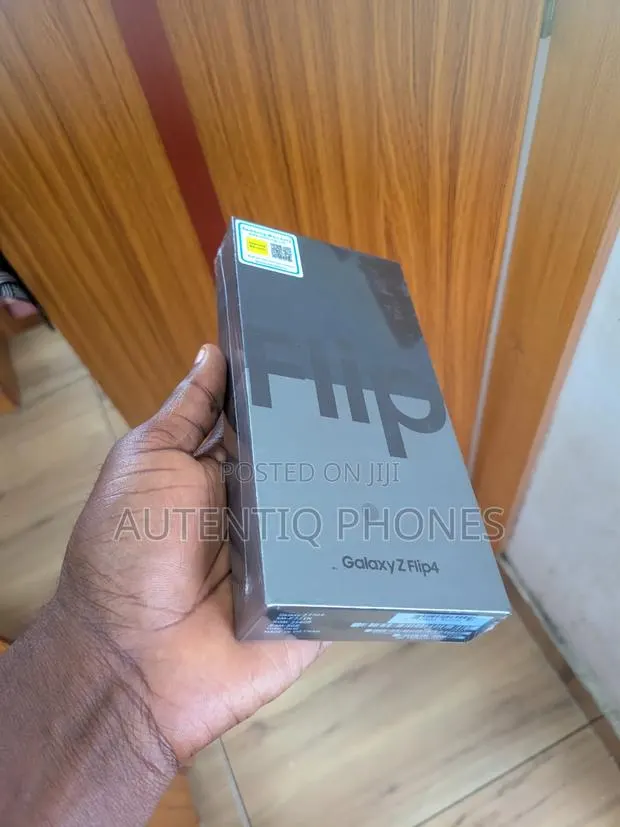 New Samsung Galaxy Z Flip4 256 GB Gray · Photo 1