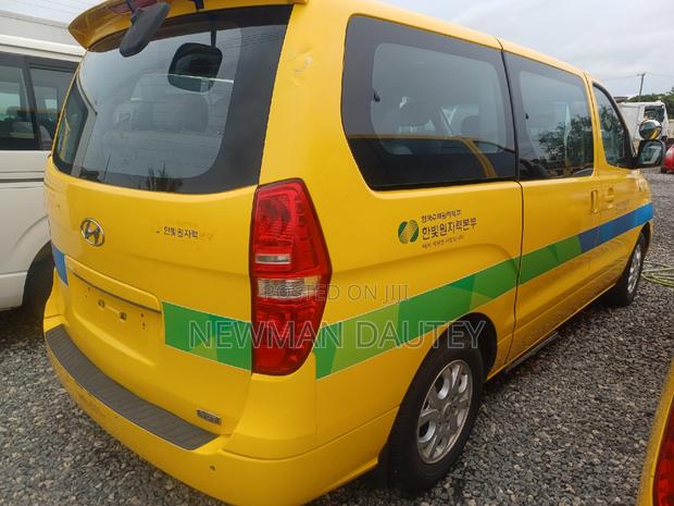 Hyundai Starex 2012 Yellow · Photo 1