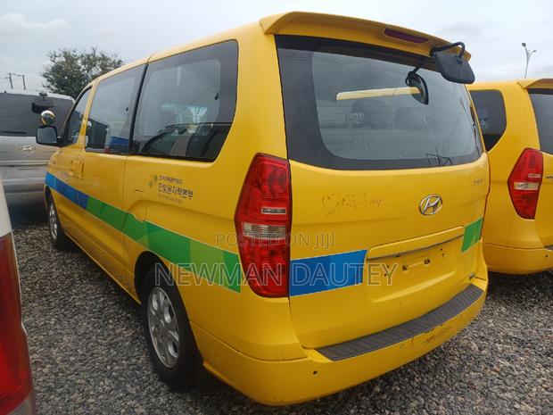 Hyundai Starex 2012 Yellow · Photo 2