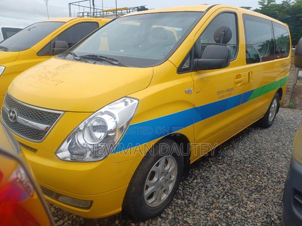 Hyundai Starex 2012 Yellow · Photo 3