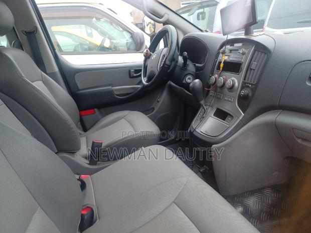 Hyundai Starex 2012 Yellow · Photo 5
