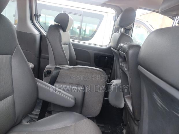 Hyundai Starex 2012 Yellow · Photo 6