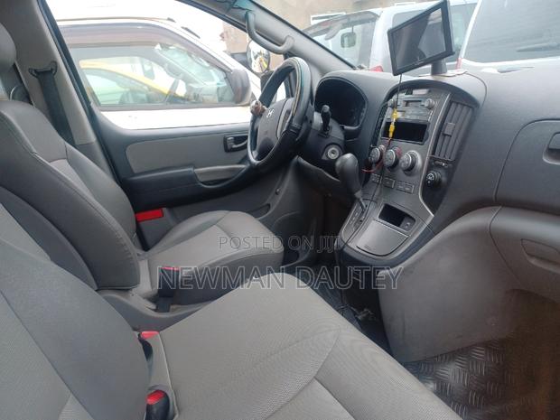 Hyundai Starex 2012 Yellow · Photo 7