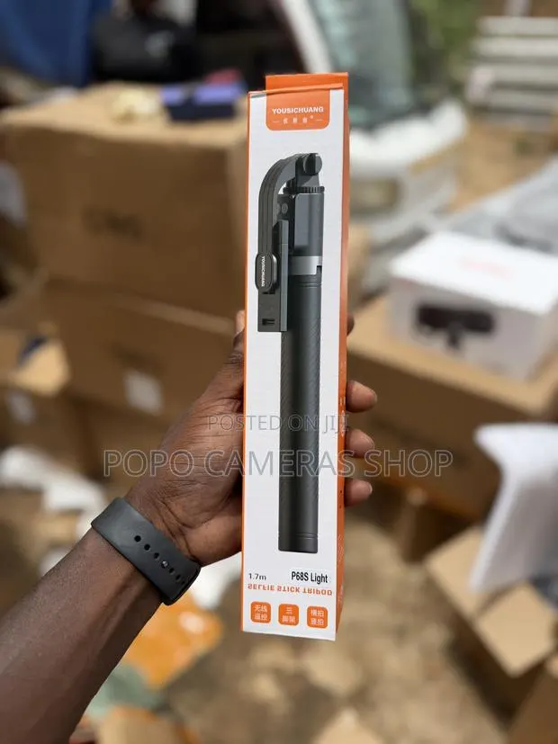 P68s Selfie Stick With Light · Photo 1