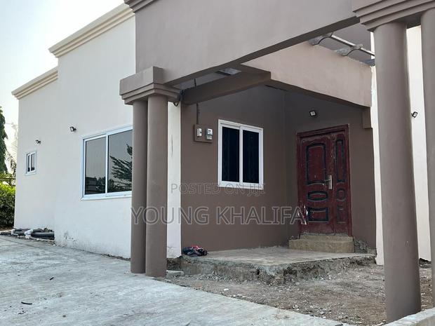 3bdrm House in Ahenfie Estate, Opeikuma for sale · Photo 3