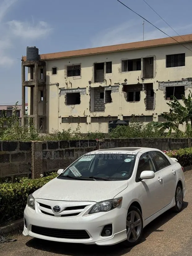 Toyota Corolla S 4dr Sedan (1.8L 4cyl 4A) 2013 White · Photo 1